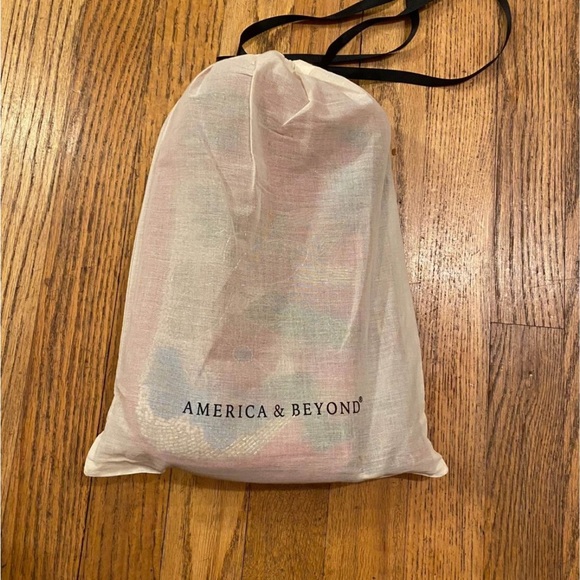 Embroidered Red Handbag - Picture 3 of 6